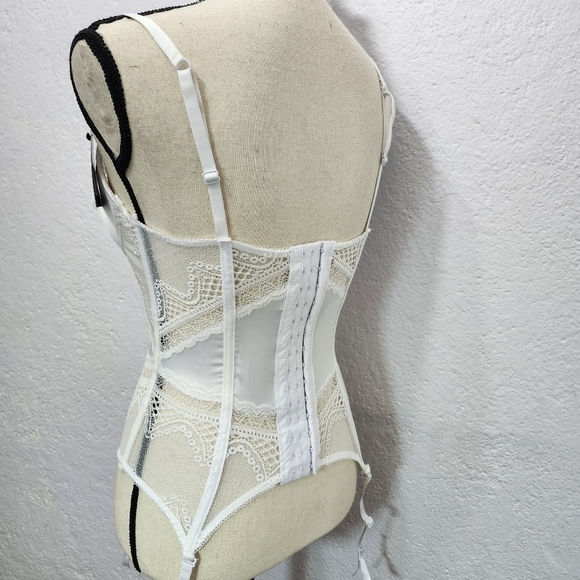 NWT Fredrick's Of Hollywood Sexy White Bridal Basque Corset - Picture 3 of 5